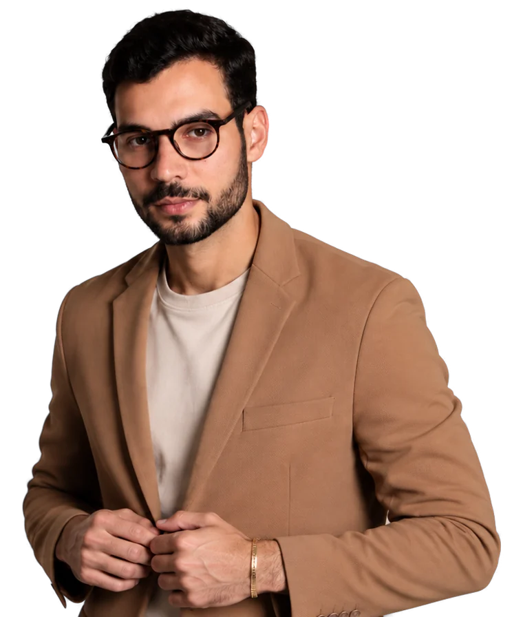 Dr. Felipe Lucas, de blazer caramelo